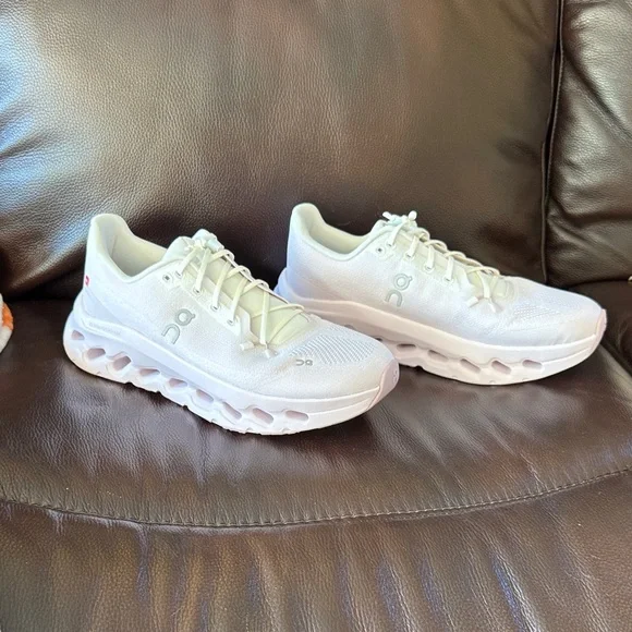 SALE🩷On clouds Women's pink & white Running Shoes - Picture 2 of 5